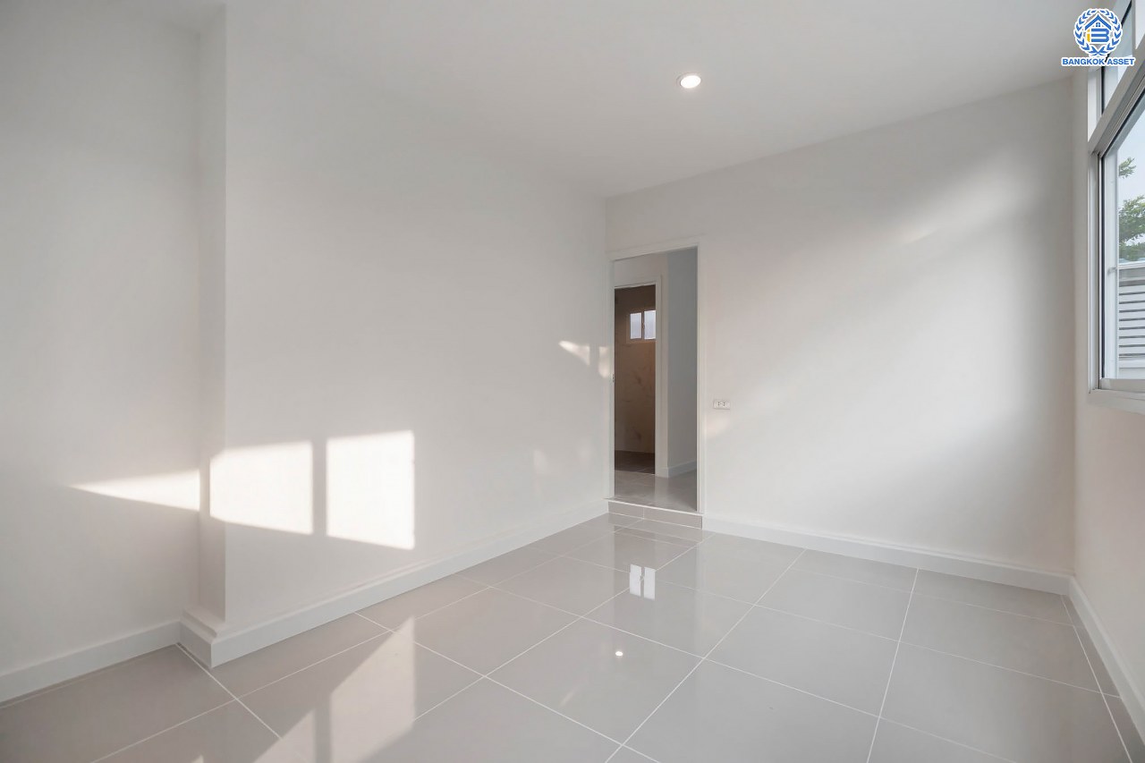 บ้านมือสองตกแต่งใหม่ โครงการ พฤกษาวิลเลจ30 เดอะซีซั่น แจ้งวัฒนะ-ราชพฤกษ์ หลังมุม ทำเลย่านปทุมธานี เนื้อที่ 53 ตร.ว. ฟังก์ชัน 3 ห้องนอน 2 ห้องน้ำ 1 ห้องอเนกประสงค์ จอดรถได้ 2 คัน เดินทางสะดวกสบายเข้า-ออกได้หลายเส้นทาง ใกล้เมืองทองธานี และจุดขึ้นทางด่วน "แจ้งวัฒนะ"